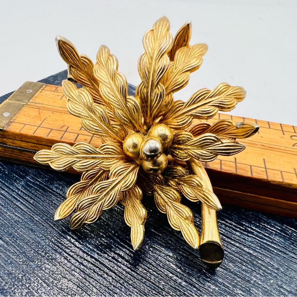Vintage MARVELLA gold tone floral leafy foliage brooch pin 3D